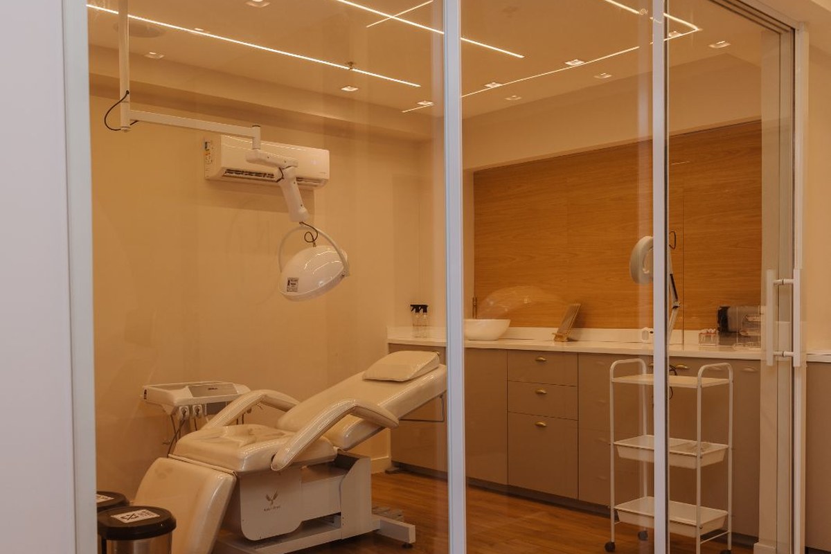 Sala cirúrgica da JM Clinic, com equipamento e iluminação próprios