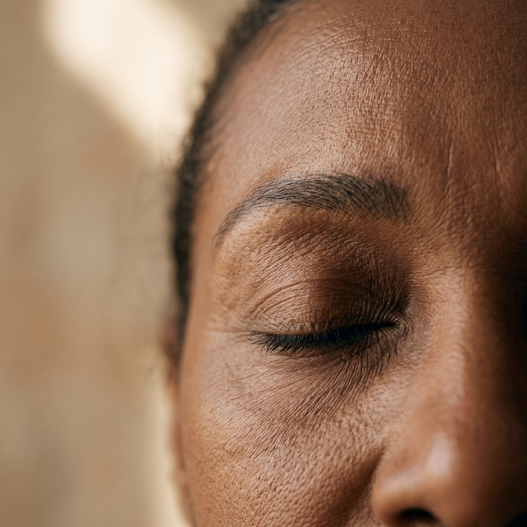Região da pálpebra superior de uma mulher madura, com os olhos fechados